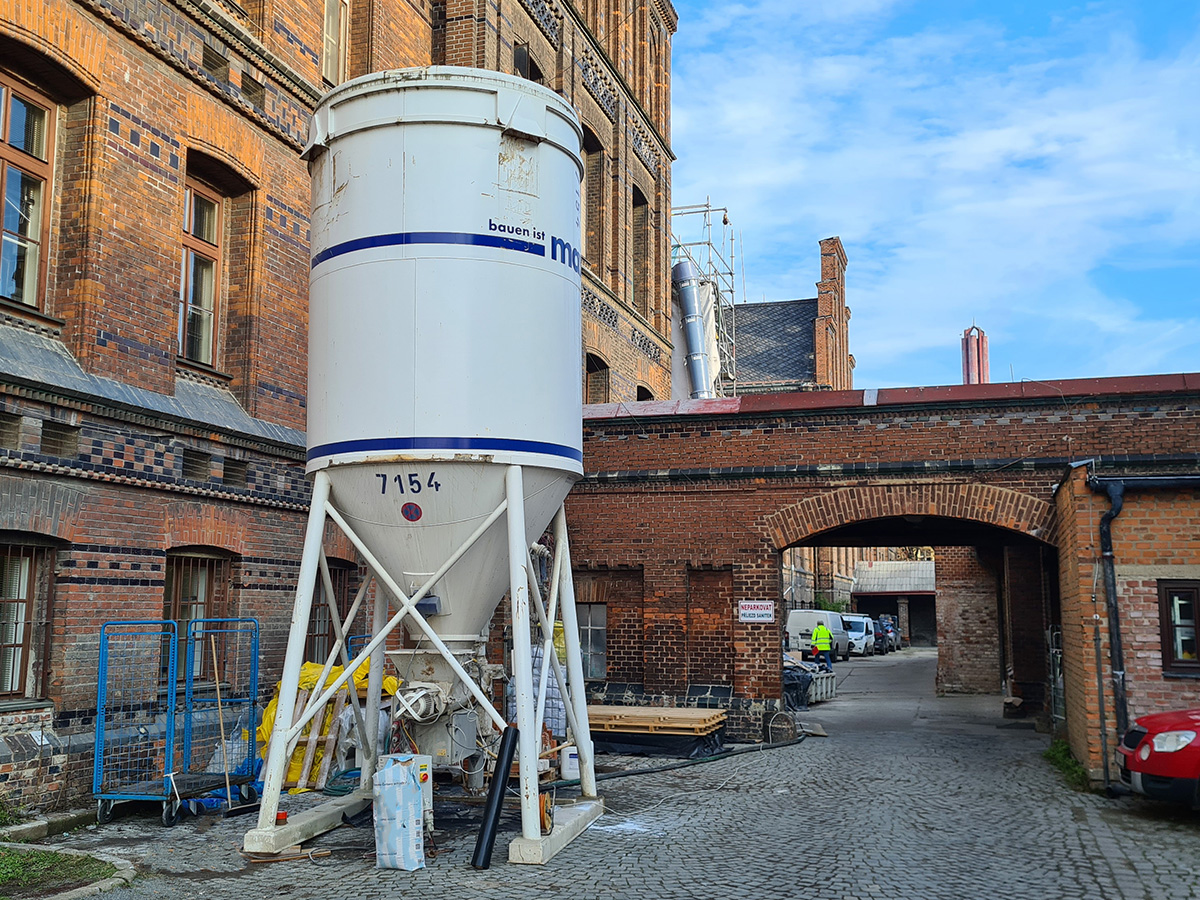 Silo pro míchání a čerpání samonivelační stěrky